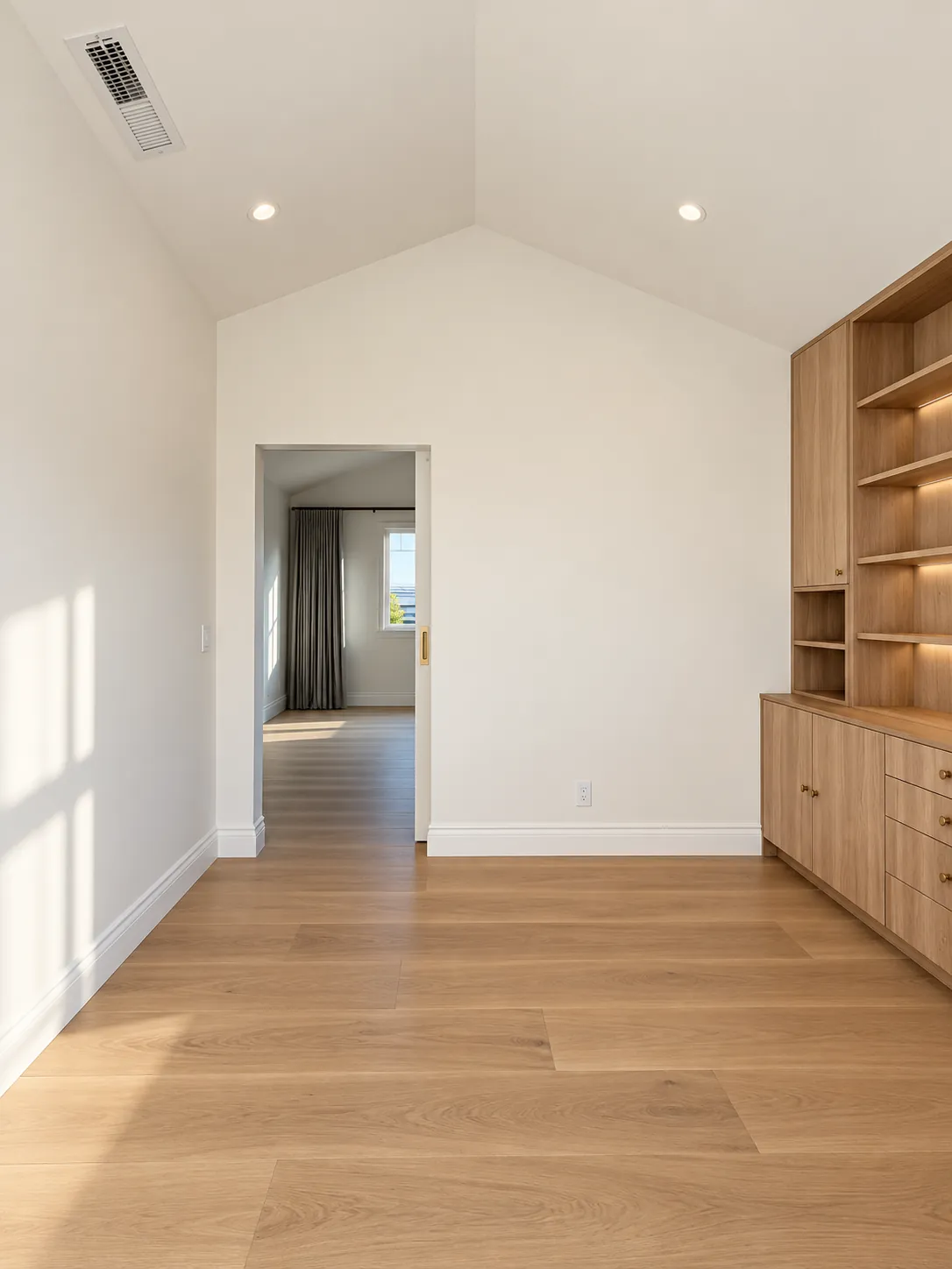Upstairs landing with vaulted ceiling and built-in shelving